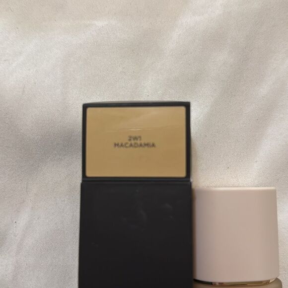 NIB- Laura Mercier Real Flawless Weightless Perfecting Waterproof Foundation- - Picture 11 of 11